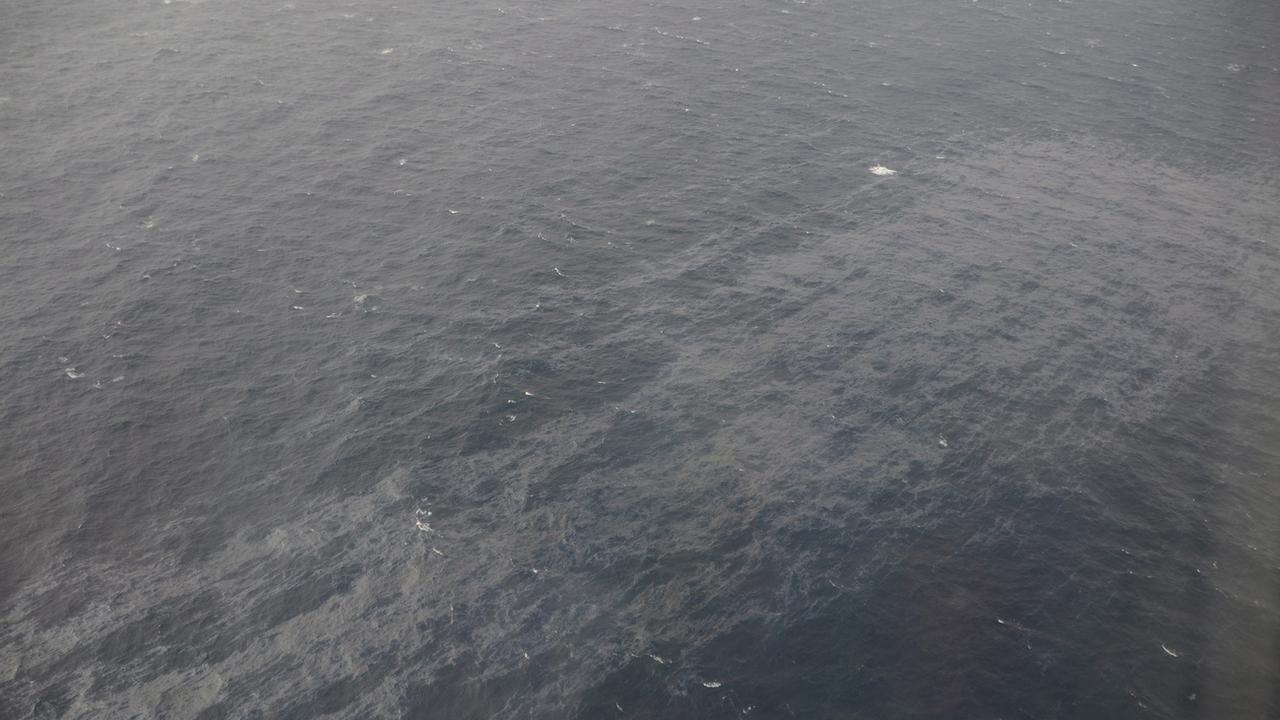 Une image aérienne montrant la nappe d'hydrocarbures au large de la France. [Keystone - EPA/Marine nationale]