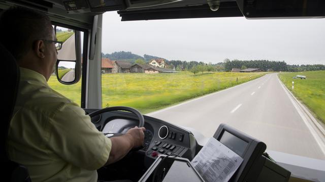 Dans le Jura, les chauffeurs de CarPostal se réunissent pour organiser la défense de leurs conditions de travail. [Keystone - Gian Ehrenzeller]