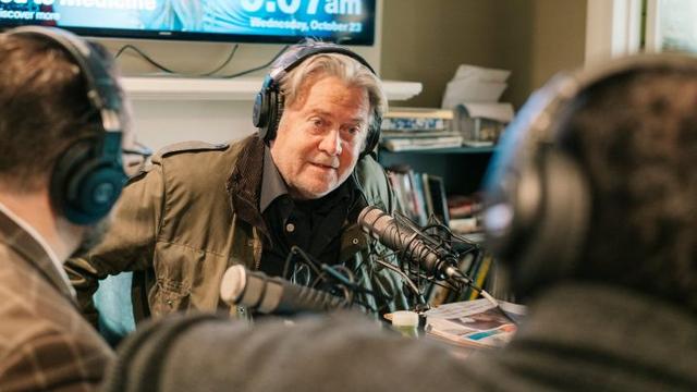 Steve Bannon prend le micro dans le sous-sol de sa maison pour défendre le président Trump. [warroom.org - Capture d'écran]