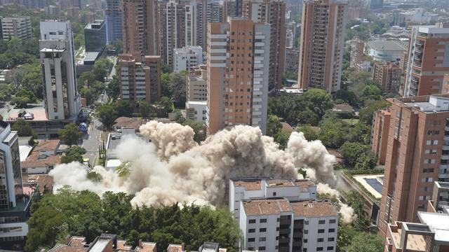 La ville de Médellin a détruit vendredi 22 février l'immeuble "Monaco" qui fut le centre des opérations de Pablo Escobar. [Keystone - Luis Benavidez/AP Photo]