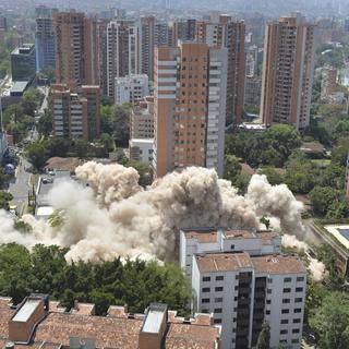 La ville de Médellin a détruit vendredi 22 février l'immeuble "Monaco" qui fut le centre des opérations de Pablo Escobar. [Keystone - Luis Benavidez/AP Photo]