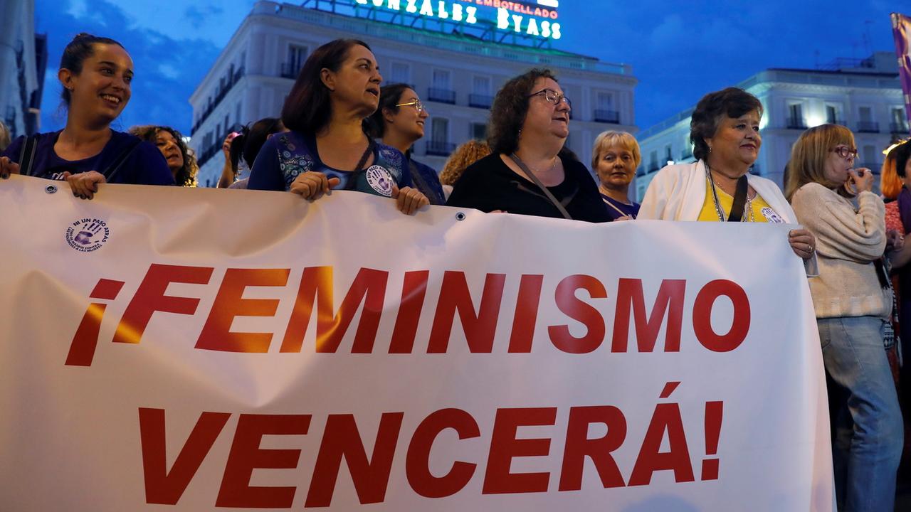"Le féminisme vaincra!" proclame la banderole de ces manifestantes à Madrid, le 20 septembre 2019. [Keystone/epa - Ballesteros]