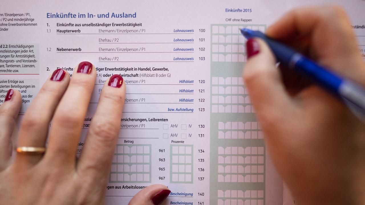 Une personne remplit sa déclaration d'impôts dans le canton de Zurich. (image d'illustration) [Keystone - Gaetan Bally]