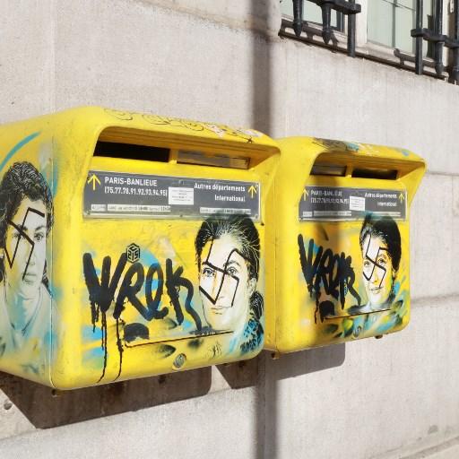 Une boîte postale à l'effigie de Simone Veil a été souillée cette semaine à Paris. [afp - Jacques Demarthon]
