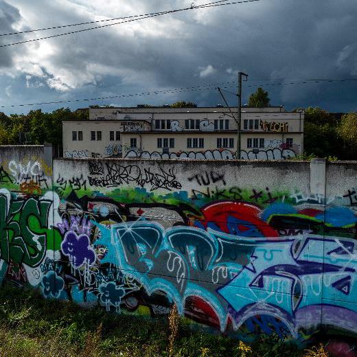 Des graffitis recouvrent les restes du Mur de Berlin à Pankow. [afp - John MacDougall]