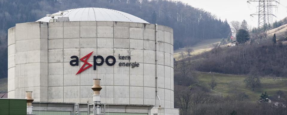 Le logo d'Axpo sur la centrale nucléaire de Beznau. [Keystone - Ennio Leanza]