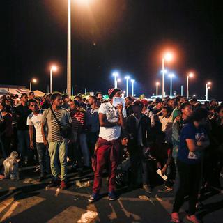 Des migrants vénézuéliens réveillonnent à la frontière entre l'Equateur et le Pérou. [AFP - Juan Vita]