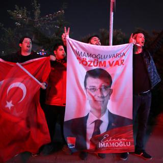 Des supporters de l'opposition montrent leur joie à Istanbul. [Keystone - EPA/Erdem Sahin]