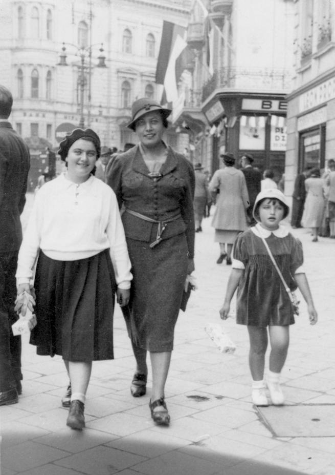 Renia Spiegel (à gauche), sa maman Roza (au centre) et sa petite sœur Ariana – qui se nomme maintenant Elizabeth Bellak (à droite). [via AFP - Images de la famille Bellak]