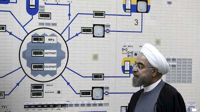 Le président iranien Hassan Rohani en visite dans une installation nucléaire en 2015. [AP Photo/Iranian Presidency Office/Keystone - Mohammad Berno]