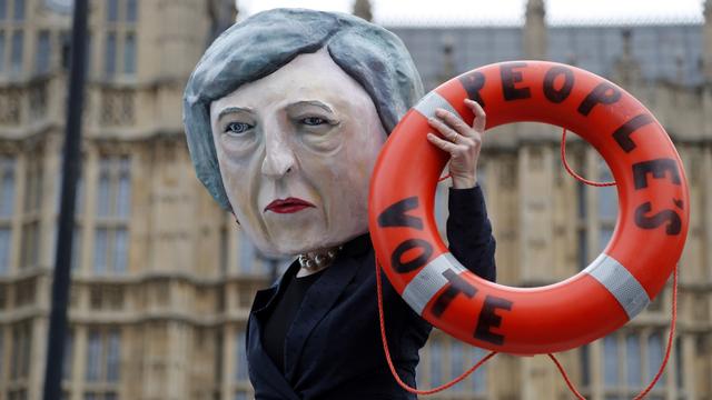 Mardi 15 juin: un militant exprime à sa façon la journée cruciale que vit Theresa May avec le vote sur le Brexit. [Keystone - AP Photo/Frank Augstein]