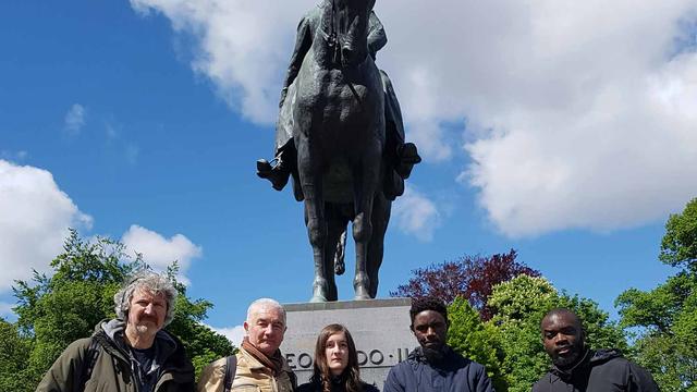 Bruxelles, statue de Léopold II avec les participants de la visite décoloniale. [RTS - Rodolphe Bauchau]