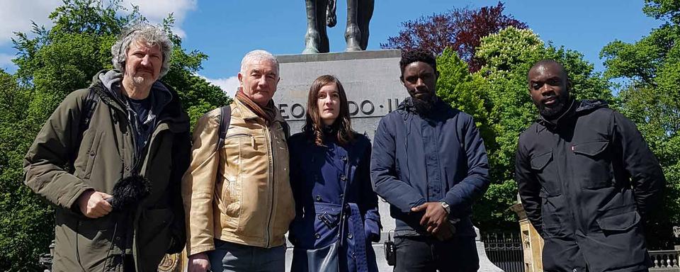 Bruxelles, statue de Léopold II avec les participants de la visite décoloniale. [RTS - Rodolphe Bauchau]