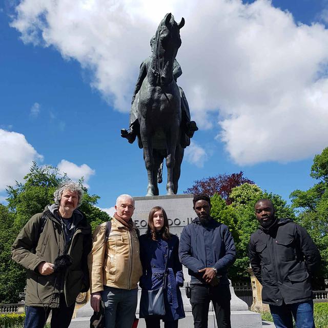 Bruxelles, statue de Léopold II avec les participants de la visite décoloniale. [RTS - Rodolphe Bauchau]
