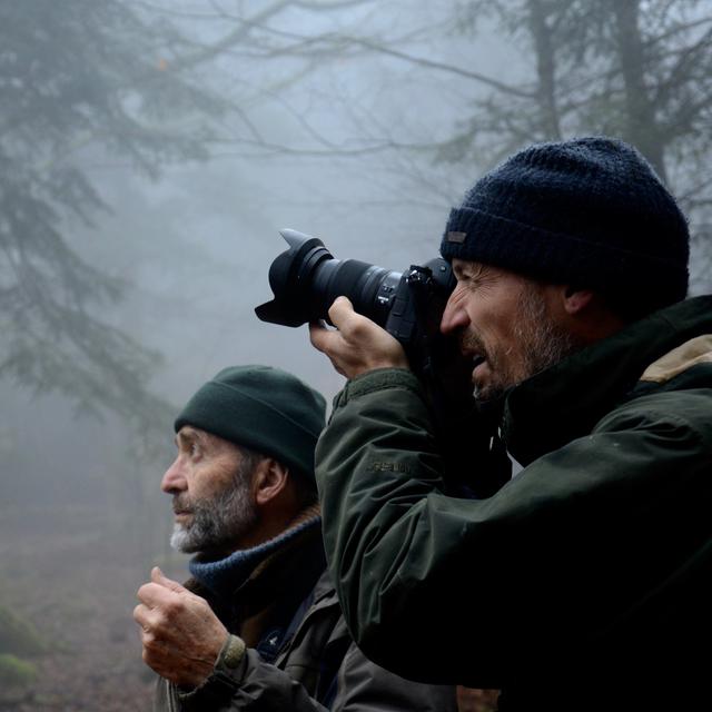 Vincent et Michel Munier, respectivement photographe animalier et naturaliste vosgien. [RTS - Lucile Solari]
