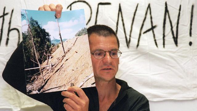 L'activiste Bruno Manser le 1er avril 1999 lors d'une conférence de presse. [Keystone - Doris Kraettli]