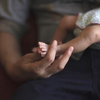 Le Conseil d'Etat genevois favorable à un congé parental de 24 semaines. [Reuters - Victor Ruiz]