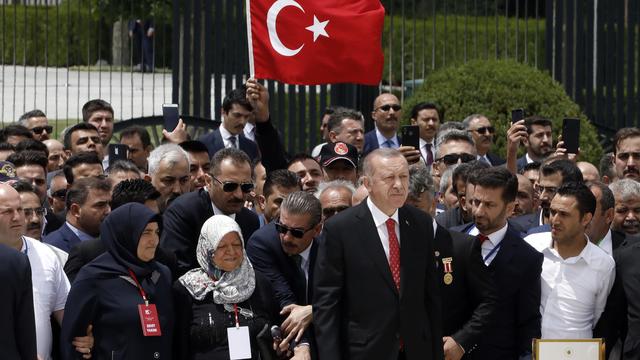 Recep Tayyip Erdogan aux côtés de familles des victimes du coup d'Etat manqué de 2016 en Turquie. [Keystone - AP Photo/Burhan Ozbilici]