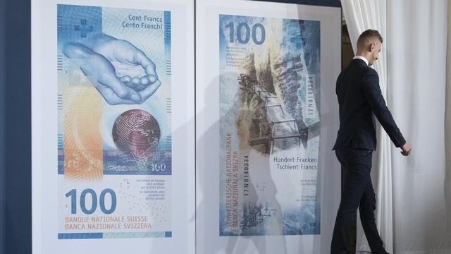 Le nouveau billet de 100 francs a été dévoilé par la BNS durant une cérémonie à Berne. [Keystone - Peter Klaunzer]