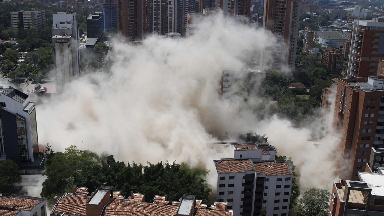 La ville de Medellin (Colombie) a détruit l'immeuble "Monaco" qui fut le centre des opérations de Pablo Escobar. [EPA/Keystone - Luis Eduardo Noriega]