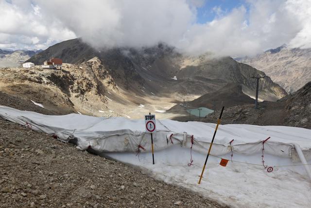 Glacier Diavolezza (Grisons) sous les bâches [Keystone - ARNO BALZARINI]