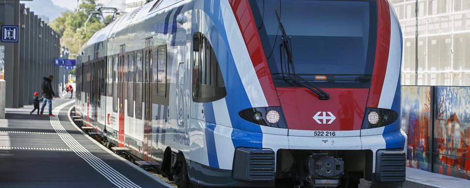 Une rame FLIRT du Léman Express à la gare CFF CEVA de Lancy Pont-Rouge. [Keystone - Salvatore Di Nolfi]