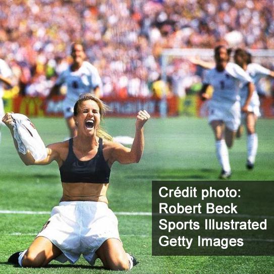 Football féminin: le geste iconique de Brandi Chastain en 1999. [Sports Illustrated/Getty Images - Robert Beck]