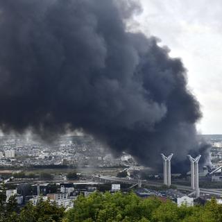 Le panache de fumée noire s'était étendu jusqu'à 22 km au-dessus de Rouen. [Keystone - AP Photo/Stephanie Peron]