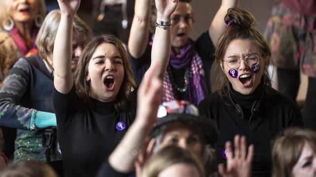 Des militantes féministes aux Assises nationales pour la grève du 14 juin. [Keystone - Adrien Perritaz]