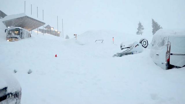 L'avalanche a enseveli plusieurs véhicules, dont un car postal, et a pénétré dans le restaurant de l'Hôtel Säntis. [Keystone - Kantonspolizei Appenzell Ausserrhoden]