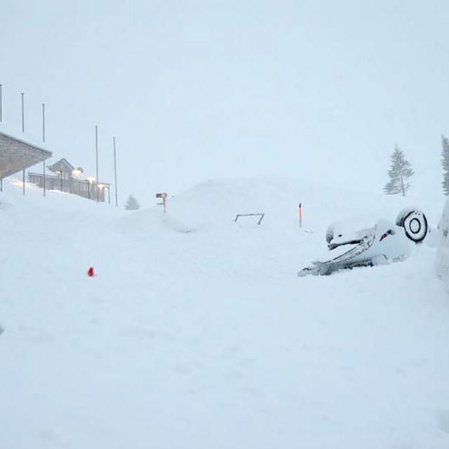 L'avalanche a enseveli plusieurs véhicules, dont un car postal, et a pénétré dans le restaurant de l'Hôtel Säntis. [Keystone - Kantonspolizei Appenzell Ausserrhoden]