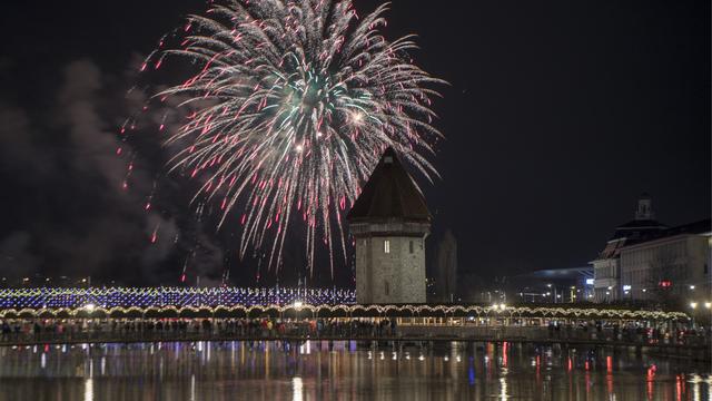 Les feux d'artifice ont éclaté dans toute la Suisse pour célébrer 2019, comme ici à Lucerne. [Keystone - Urs Flueeler]