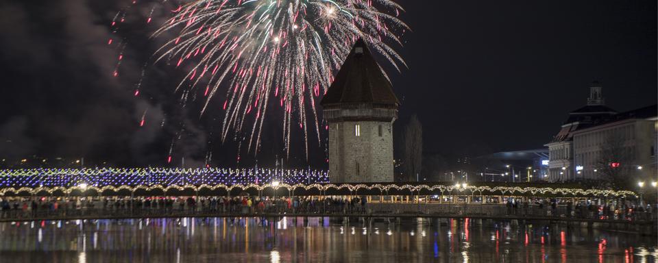 Les feux d'artifice ont éclaté dans toute la Suisse pour célébrer 2019, comme ici à Lucerne. [Keystone - Urs Flueeler]