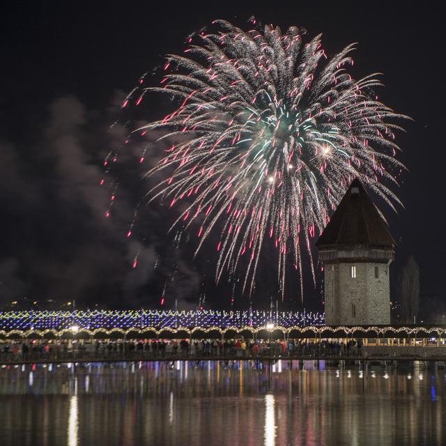 Les feux d'artifice ont éclaté dans toute la Suisse pour célébrer 2019, comme ici à Lucerne. [Keystone - Urs Flueeler]