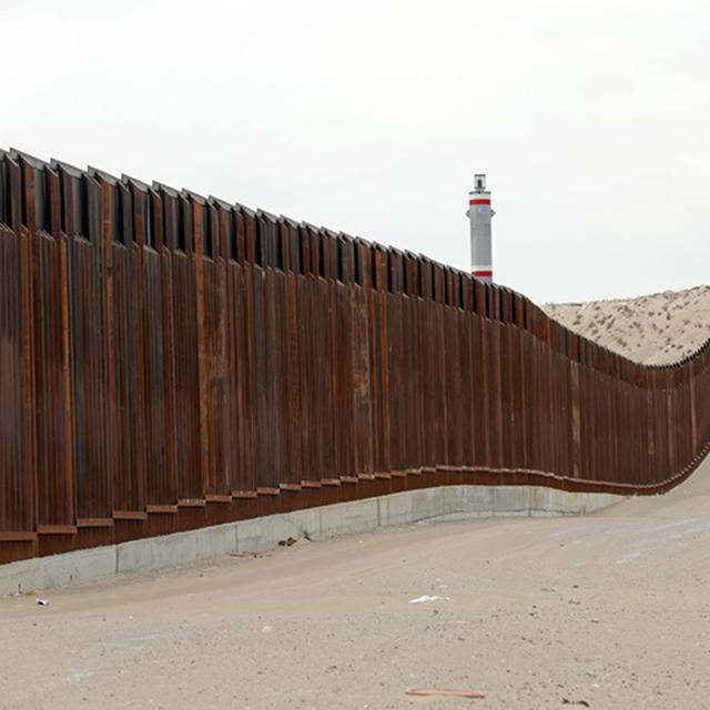 Une section du mur déjà construite dans les environs de la ville mexicaine d'Anapra. [KEYSTONE - RUBEN R. RAMIREZ]