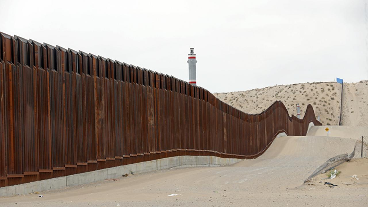 Une section du mur déjà construite dans les environs de la ville mexicaine d'Anapra. [KEYSTONE - RUBEN R. RAMIREZ]