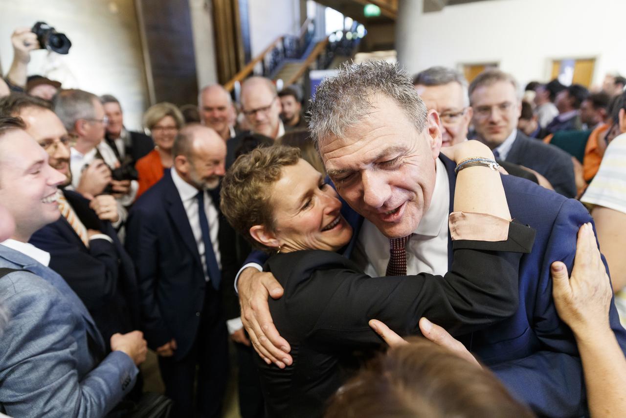 La nouvelle Conseillère nationale PDC Marie-France Roth Pasquier, félicitée par son colistier Bruno Boschung. Le Singinois était un temps donné vainqueur. [Keystone - Cyril Zingaro]