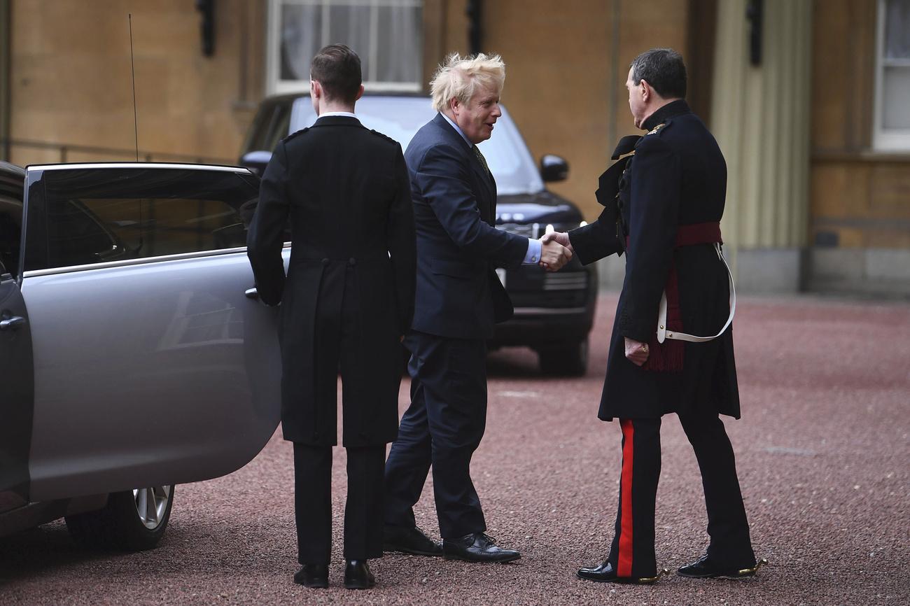 Boris Johnson arrive à Buckingham Palace, où la reine Elizabeth II doit le charger de former un gouvernement après la victoire des conservateurs aux élections. [Pool Photo via AP - Victoria Jones]