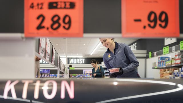 Peu avant les soldes, certains distributeurs gonflent les prix pour faire croire à des rabais plus conséquents. (image d'illustration) [Keystone - Christian Beutler]