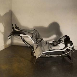 Charlotte Perriand sur la "Chaise longue basculante, B306" (1928-1929) - Le Corbusier, P. Jeanneret, C. Perriand, vers 1928. [fondationlouisvuitton.fr - ADAGP, Paris, 2019]