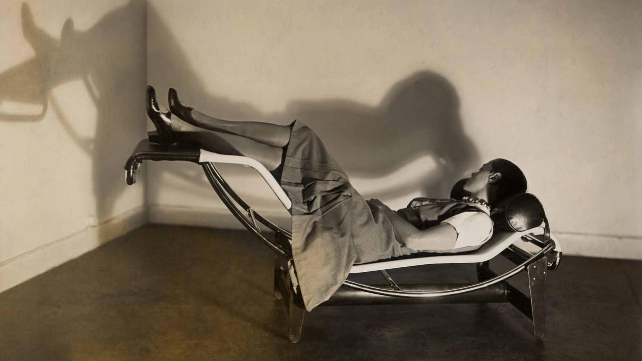 Charlotte Perriand sur la "Chaise longue basculante, B306" (1928-1929) - Le Corbusier, P. Jeanneret, C. Perriand, vers 1928. [fondationlouisvuitton.fr - ADAGP, Paris, 2019]