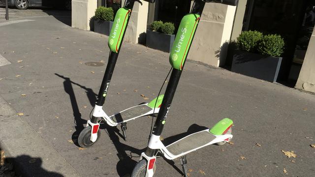 Plus de 500 trottinettes électriques Lime retirées de la vente pour des problèmes informatiques. [AP/Keystone - Michel Euler]