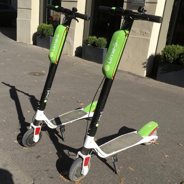 Plus de 500 trottinettes électriques Lime retirées de la vente pour des problèmes informatiques. [AP/Keystone - Michel Euler]