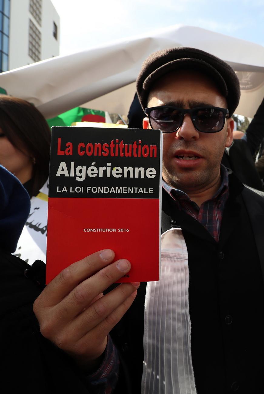 L'article 102 de la Constitution algérienne déclare: "Lorsque le Président se trouve dans l'impossibilité totale d'exercer ses fonctions, le Conseil constitutionnel doit proposer au Parlement de déclarer l'état d'empêchement". [Keystone/epa - Mohamed Messara]