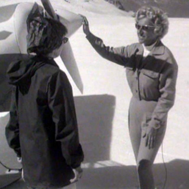 Sonya Hertig (à droite) fut la première femme pilote des glaciers.
Capture doc rts archive [RTS - Matthey Dupraz, Antoine (RTS)]