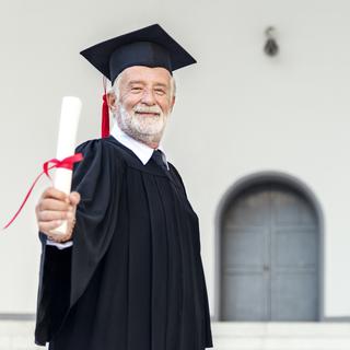 Pour vieillir en bonne santé, mieux vaut avoir un diplôme universitaire qu’un simple certificat de l’école obligatoire. 
Rawpixel
Depositphotos [Rawpixel]