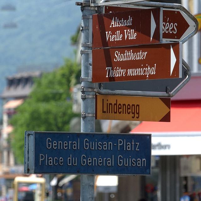 Tout comme les inscriptions des rues, la publicité placée dans le domaine public devrait prochainement être bilingue à Biel-Bienne. [Keystone - Sandro Campardo]