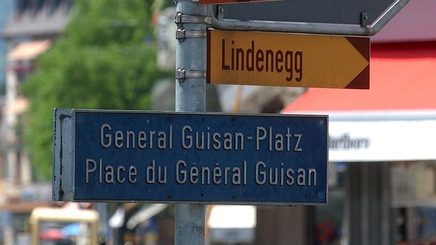 Tout comme les inscriptions des rues, la publicité placée dans le domaine public devrait prochainement être bilingue à Biel-Bienne. [Keystone - Sandro Campardo]