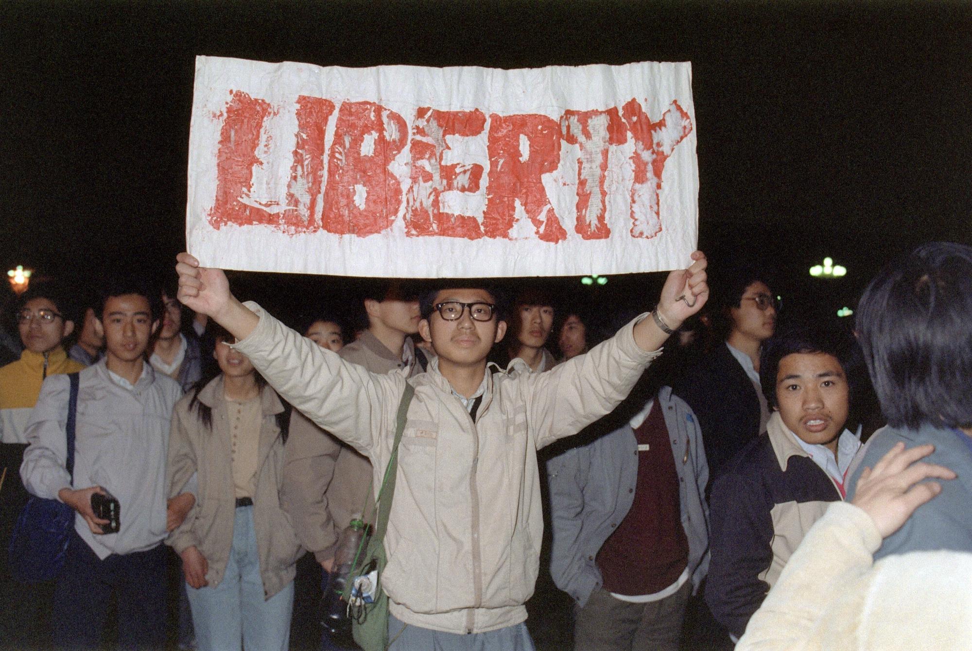 Un manifestant pour la "liberté" le 22 avril 1989. [AFP - Catherine Henriette]