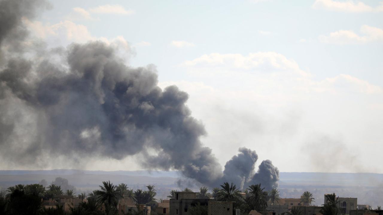 Ici, des nuages de fumée près de Baghouz, ultime poche de résistance du groupe Etat islamique en Syrie. [Reuters - Rodi Said]